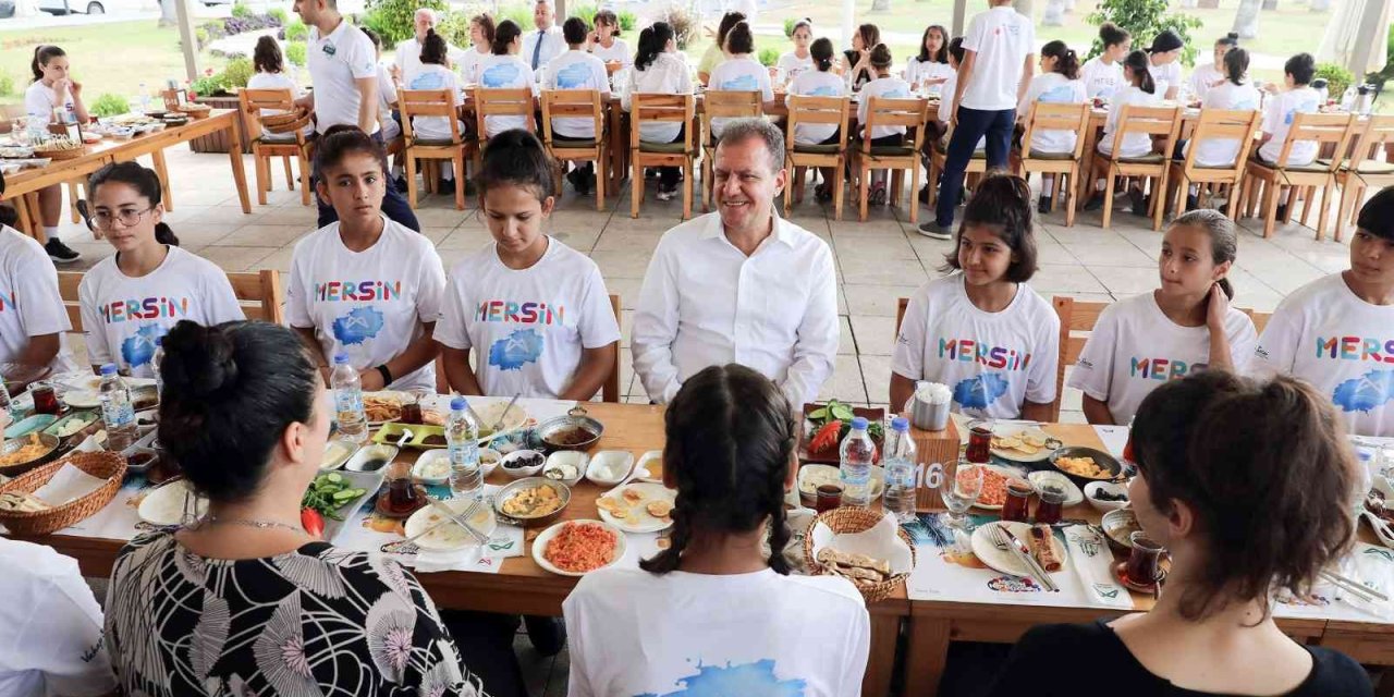 Kır Çiçeklerinden Başkan Seçer’e Babalar Günü Hediyesi
