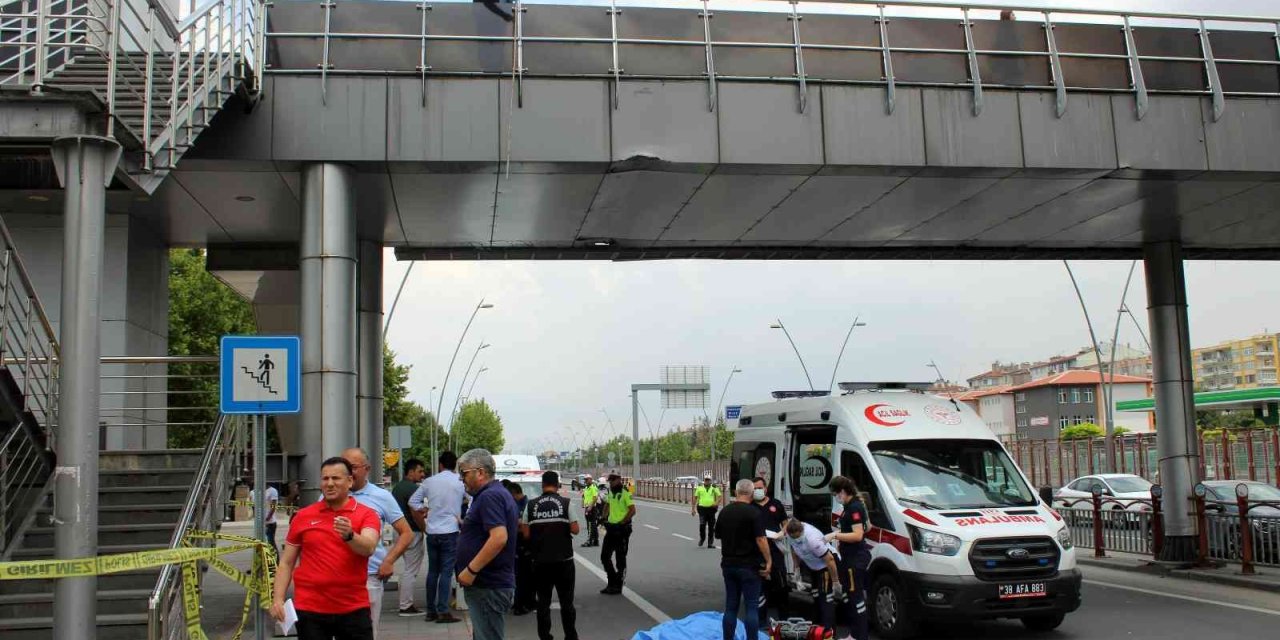 Üst Geçitten Düşen Kadın Hayatını Kaybetti