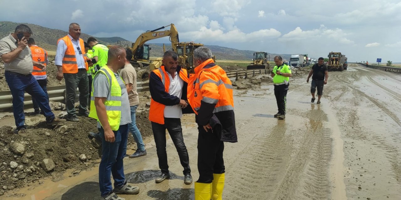 Konya Ve İlçelerinde Etkili Olan Sağanak Yağış Sonrası Çalışmalar Devam Ediyor