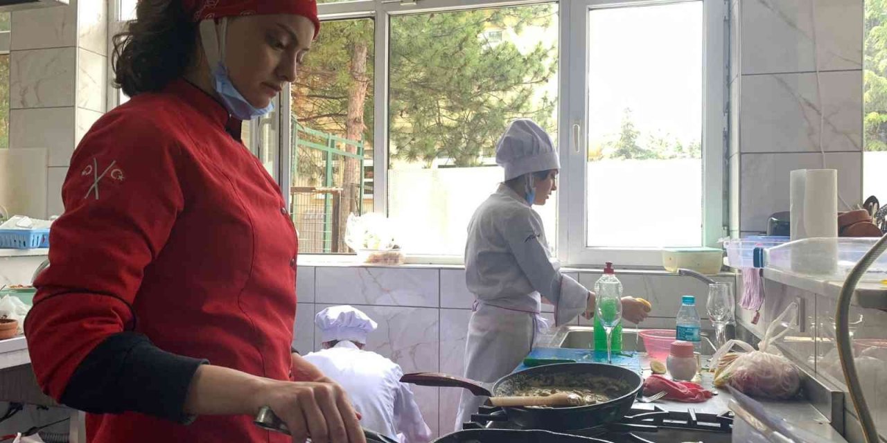 Genç Aşçılar Bu Sefer Mezun Olmak İçin Ter Döktü