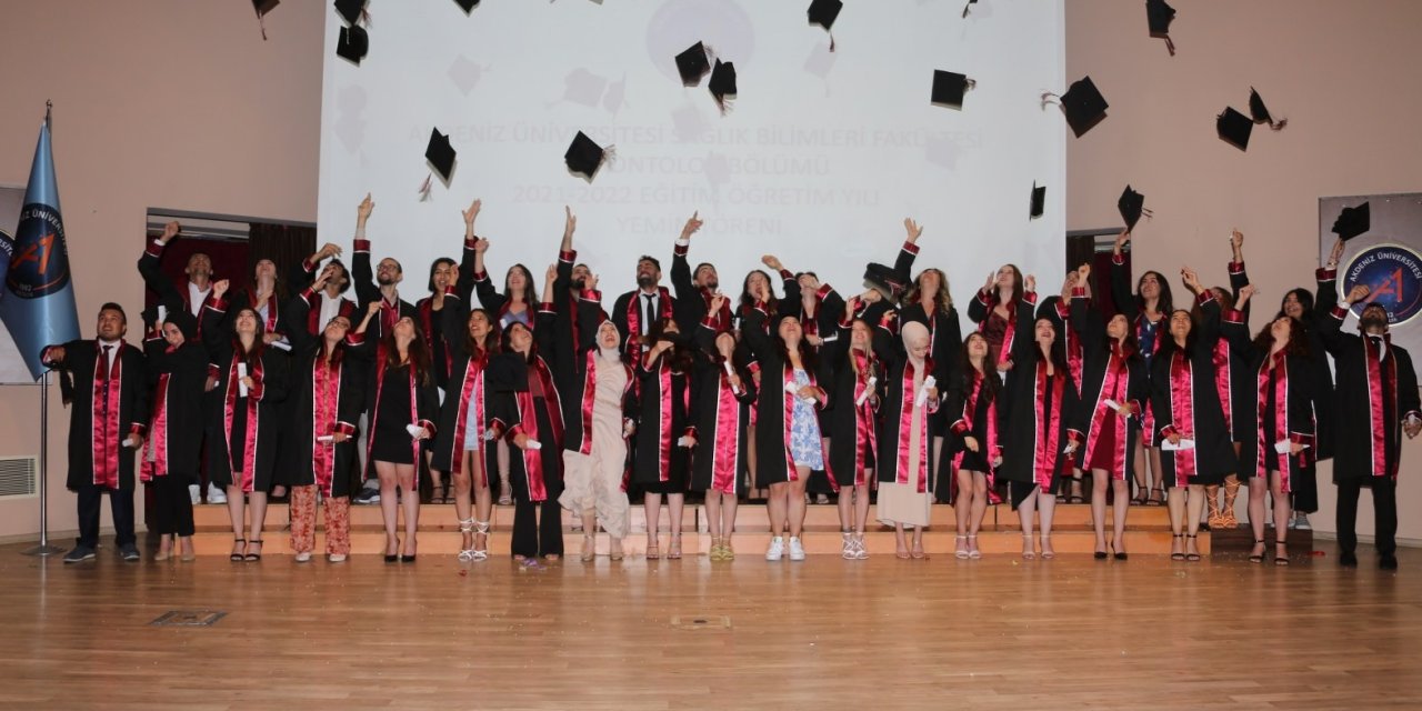 Sağlık Bilimleri Fakültesi Mezunları Yemin Ederek Mesleklerine İlk Adımı Attı
