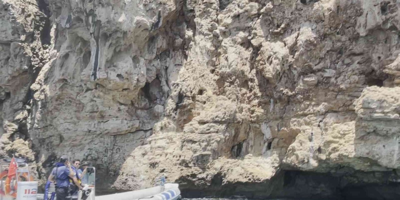 Antalya’da Falezlerde Nefes Kesen Kedi Kurtarma Operasyonu