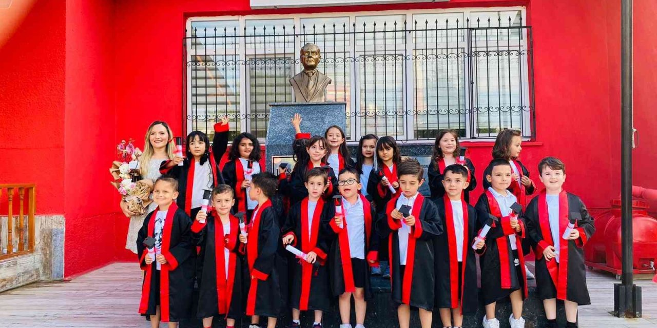 Eskişehir’de Minik Öğrencilerin Mezuniyet Coşkusu