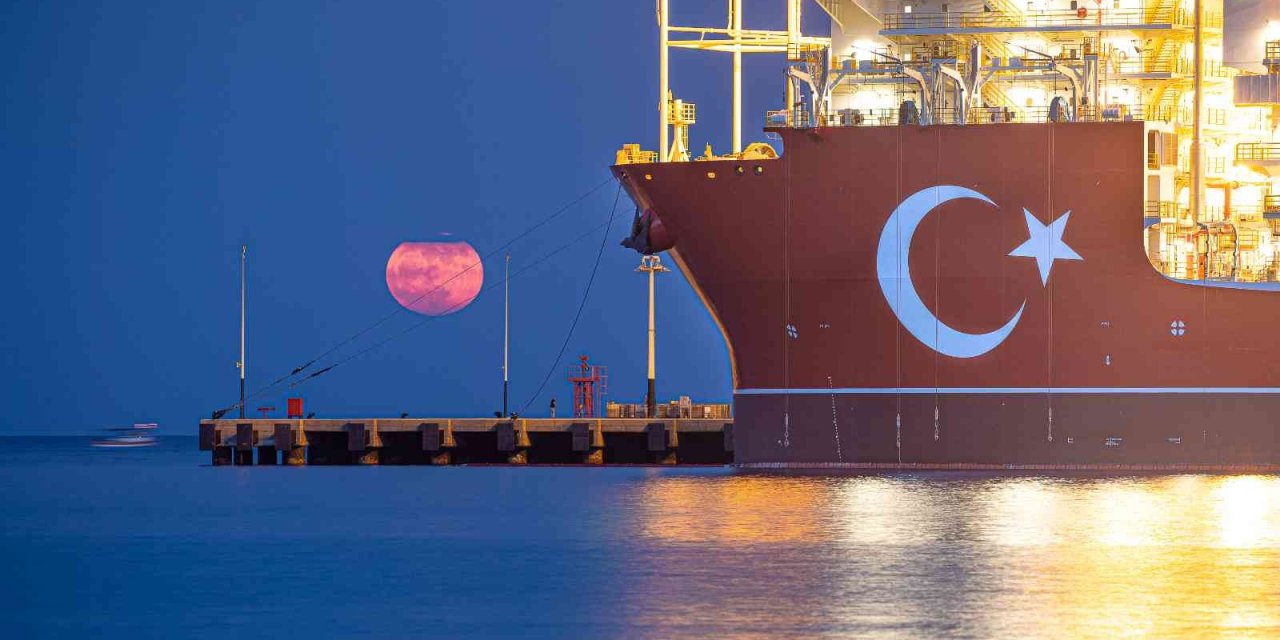 ’abdülhamid Han’ Gemisinin Süper Ay’la Muhteşem Görüntüsü