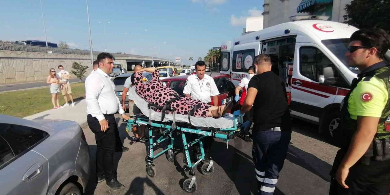 Hamile Kadının Kontrolünü Kaybettiği Araç Park Halindeki Araçlara Çarptı: 2 Yaralı