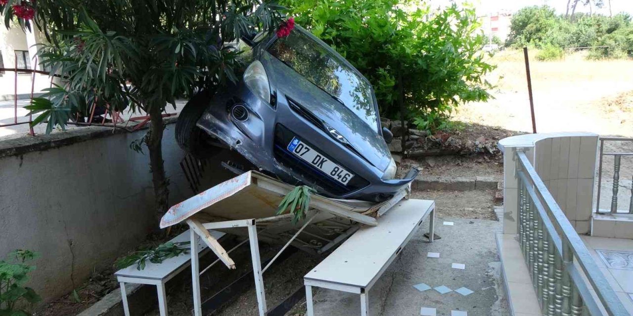 Antalya’da Otomobil Apartmanın Bahçesindeki Masanın Üzerine Uçtu: 1 Yaralı