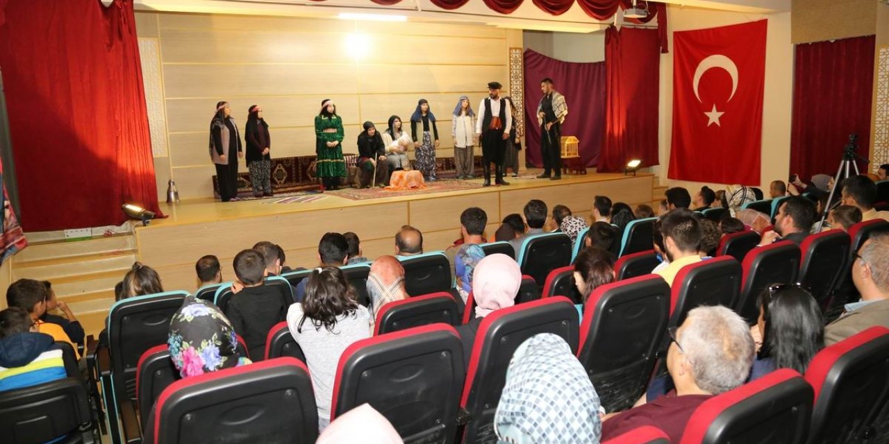 Gönüllü Öğretmenler Tiyatro İle Sahnede Ders Verdi