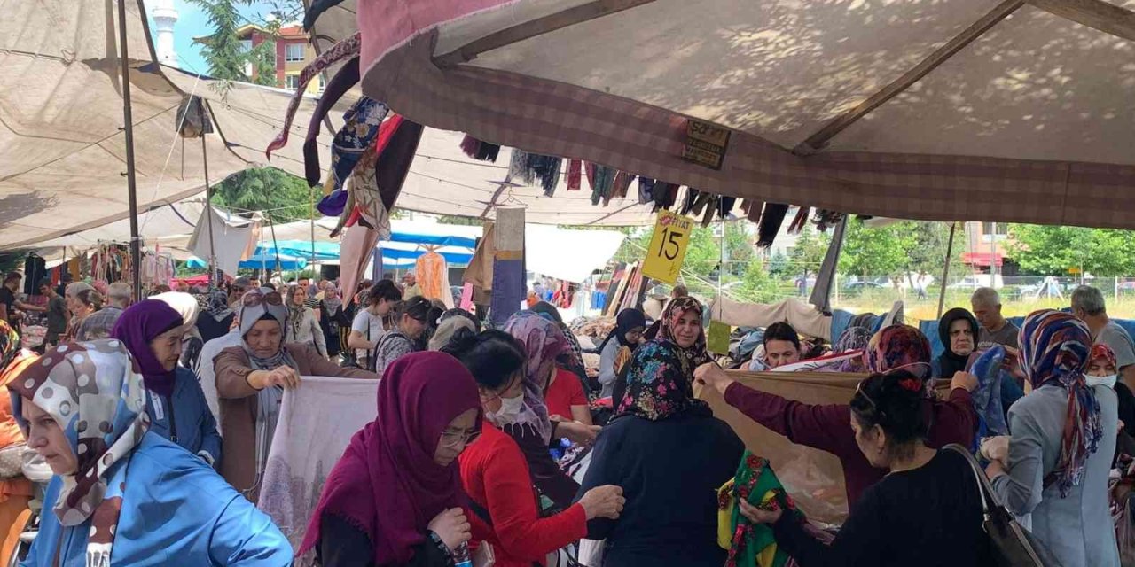 Uygun Fiyata Giyinmek İsteyenler Çarşamba Pazarı’nın Yolunu Tuttu