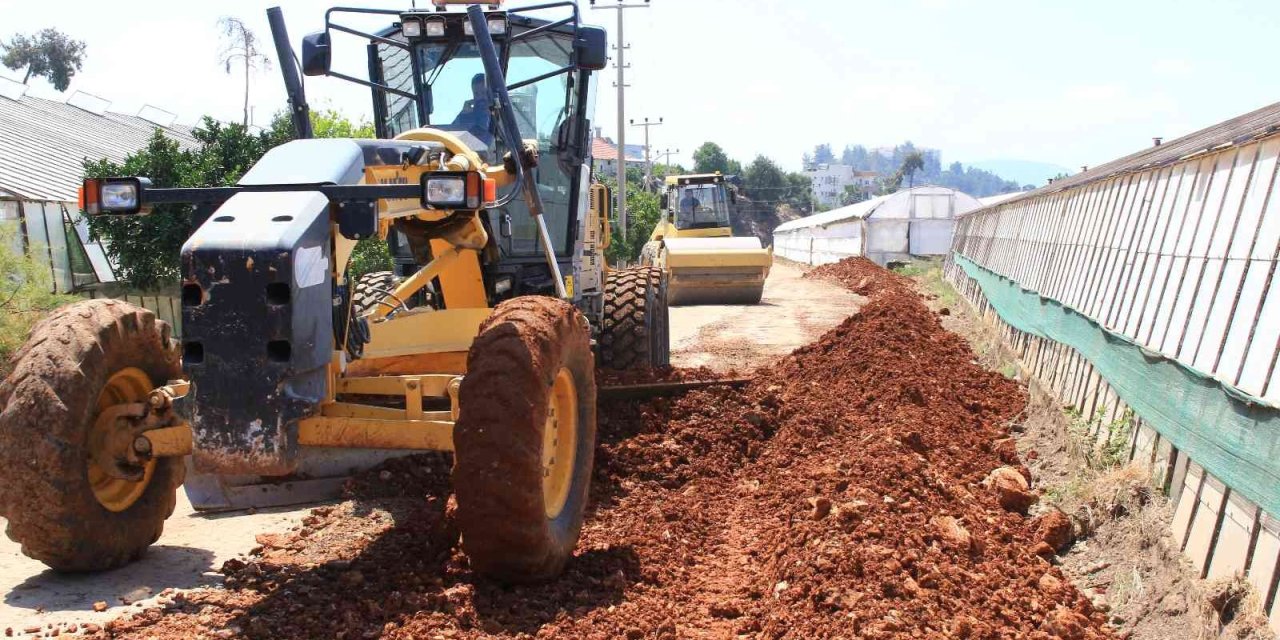 Kumluca’da Bozulan Yollarda Asfalt Hazırlığı