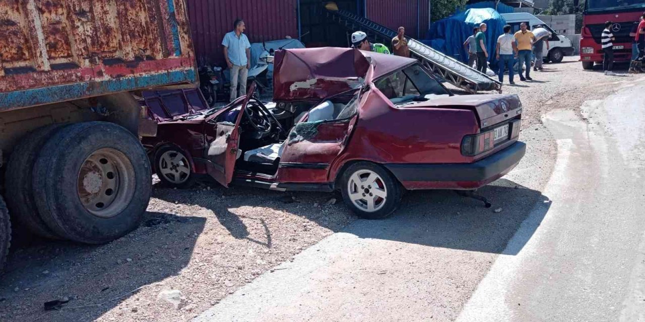 Mut'ta Tıra Çarpan Otomobilin Sürücüsü Yaralandı