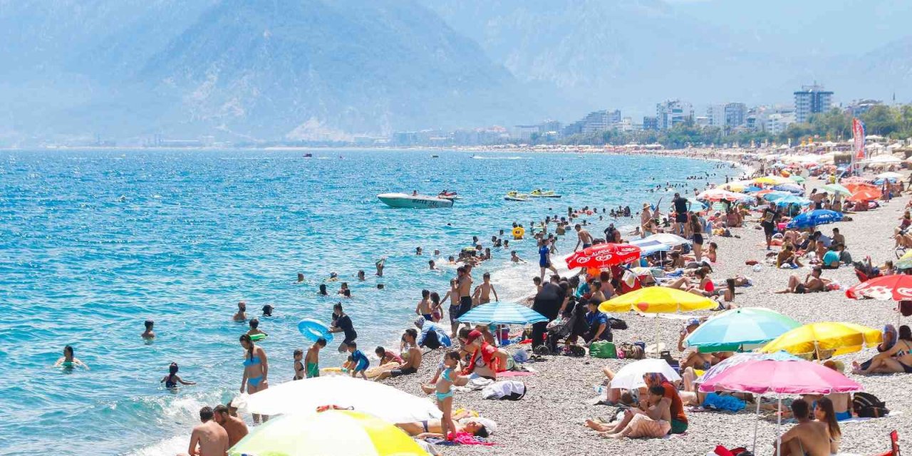 Gök Gürültülü Sağanak Beklenen Antalya’da, Güneşi Gören Sahile Koştu