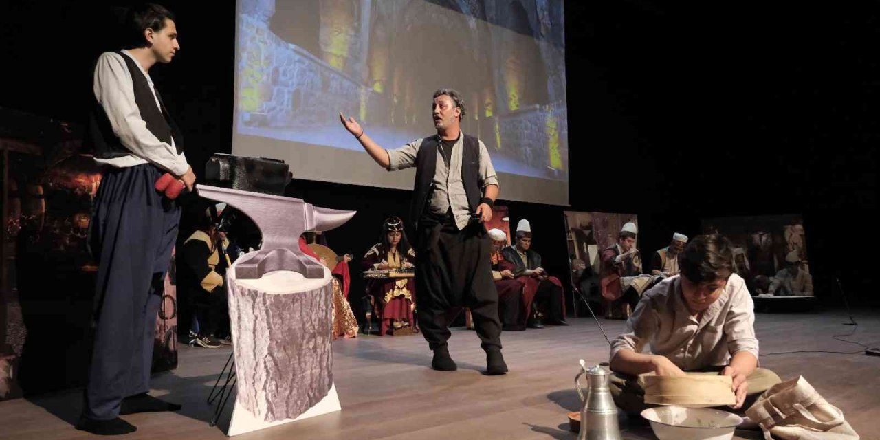 “zamanın Ötesinde Zaman Zaman İçinde” Oyunu Ayakta Alkışlandı