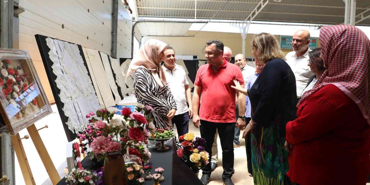 Sanat Atölyesi Kursiyerlerinin El Emeği Göz Nuru Eserleri Sergilendi