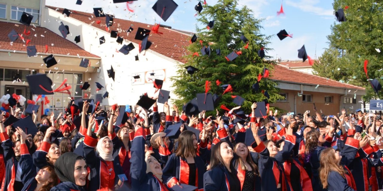 Gazi Meslek’te Coşkulu 65’nci Yıl Mezuniyet Töreni