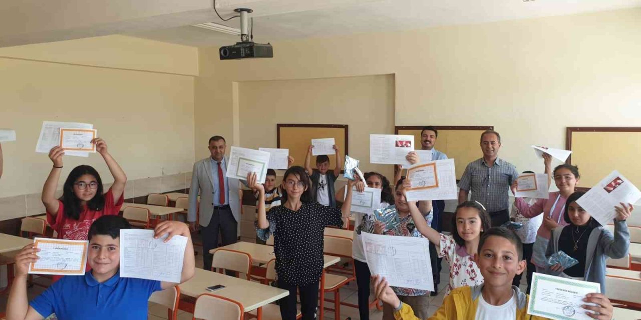 Tomarza’da Öğrencilerin Karne Heyecanı