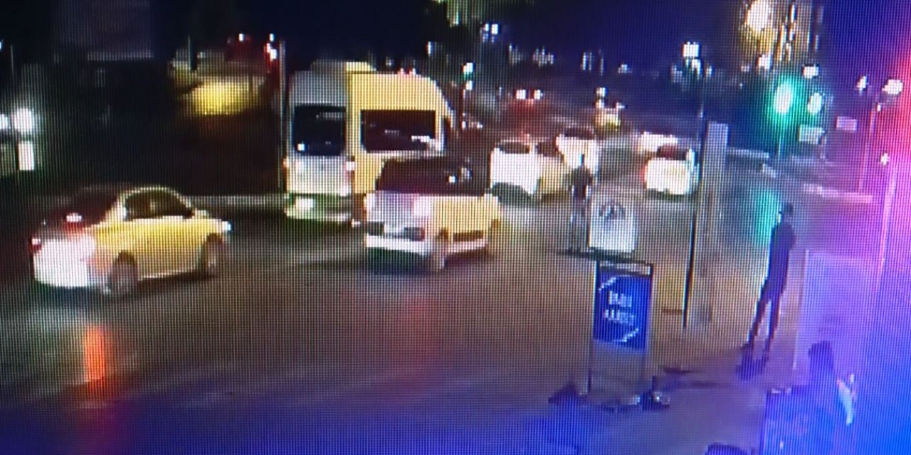 Çöp Konteynerini Yolun Ortasına Çekip, Kaybolan Cep Telefonunu Sürücülere Sordu