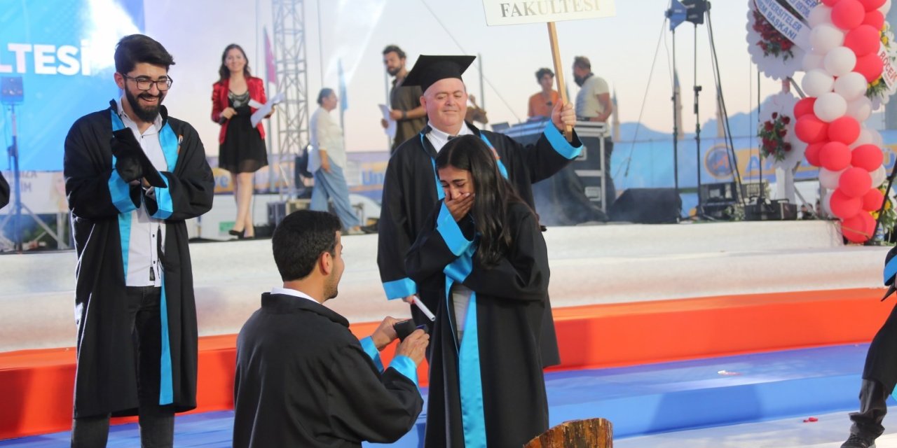 Fakülte Birincisi Genç Kıza Yaş Kütüğüne Plaket Çakarken Hayatının Sürprizi