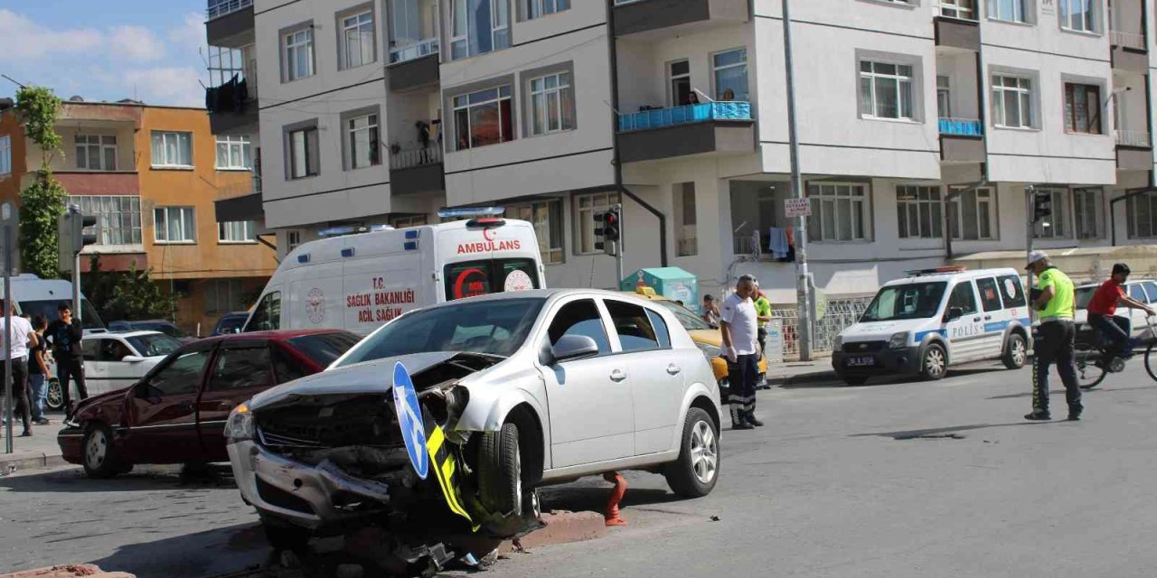 Otomobiller Çarpıştı: 2 Yaralı