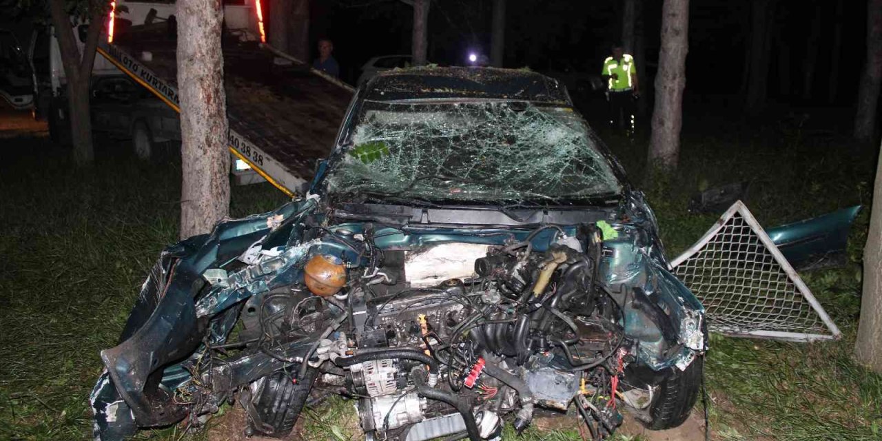 Kontolden Çıkan Otomobil Bahçeye Uçtu: 1 Ağır Yaralı