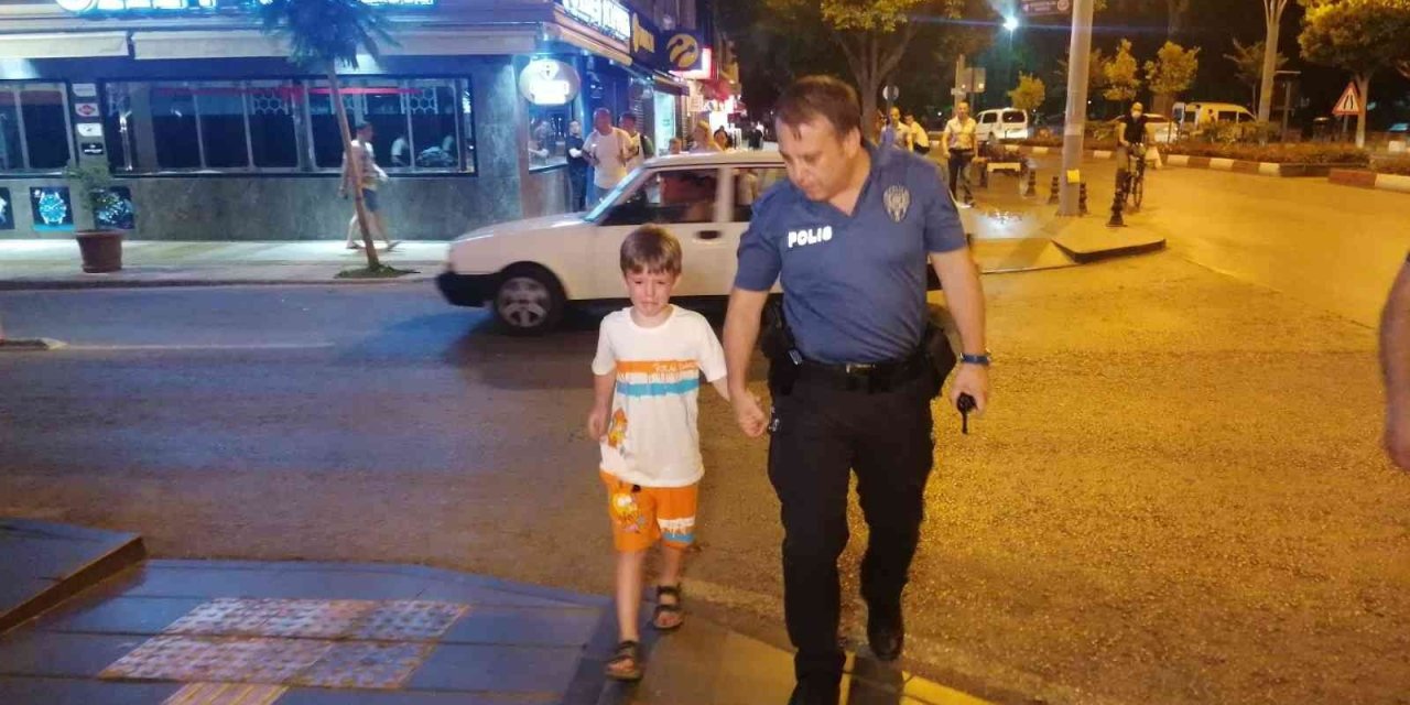 Polis Elinden Tuttuğu Kayıp Rus Çocukla Manavgat Caddelerinde Ailesini Aradı