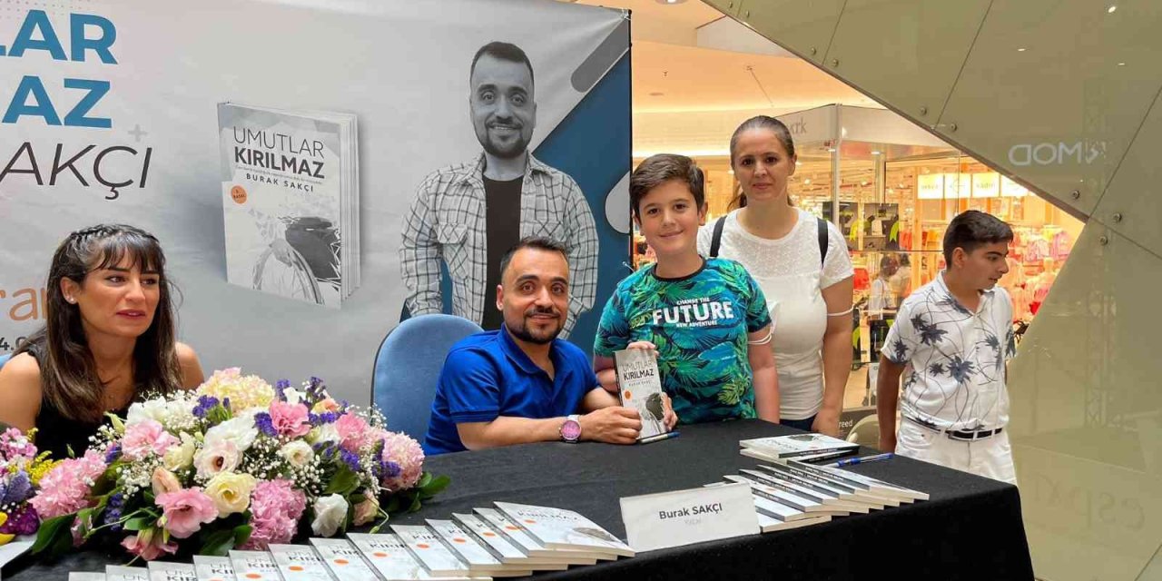 “umutlar Kırılmaz”ın Yazarı Sakçı Sevenleriyle İmza Etkinliğinde Bir Araya Geldi
