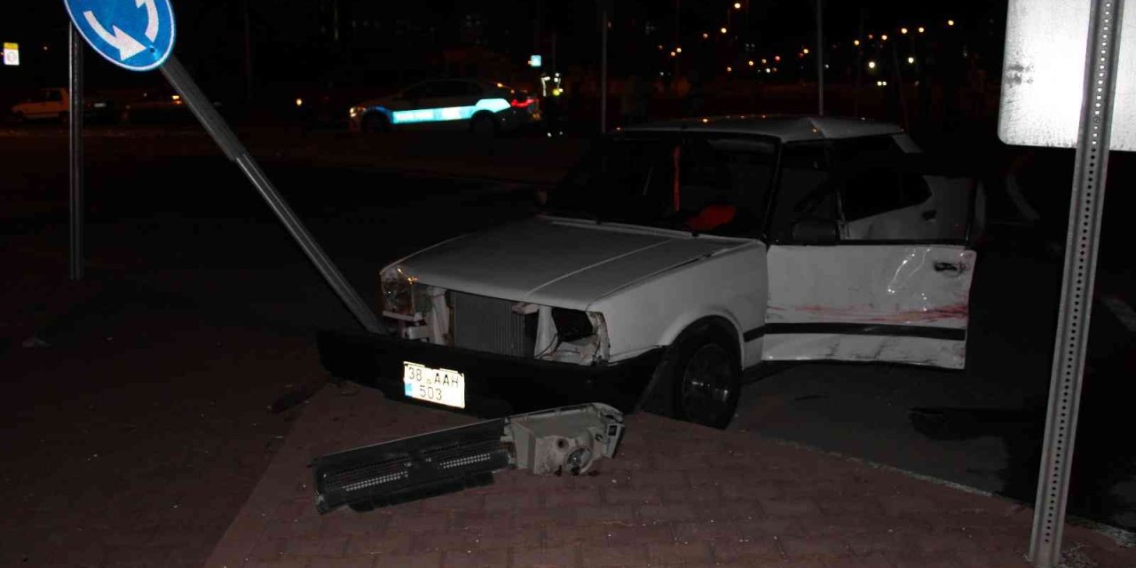 Otomobiller Çarpıştı: 2 Yaralı