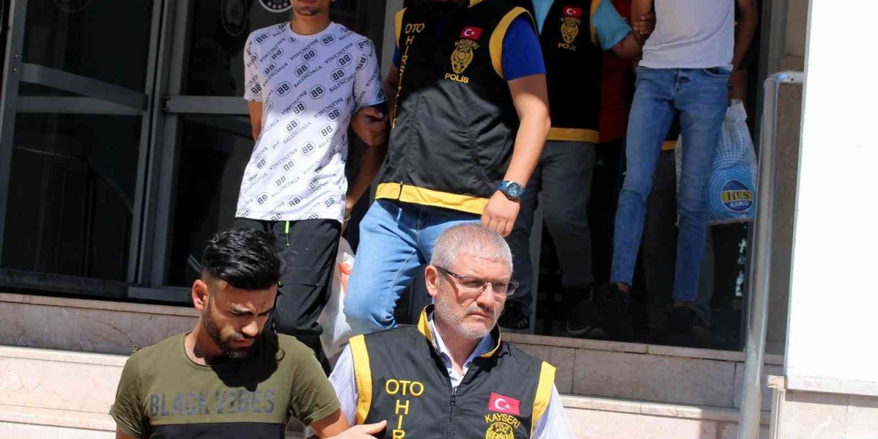 Çaldıkları Otomobille Villaya Hırsızlığa Gelince Yakalandılar