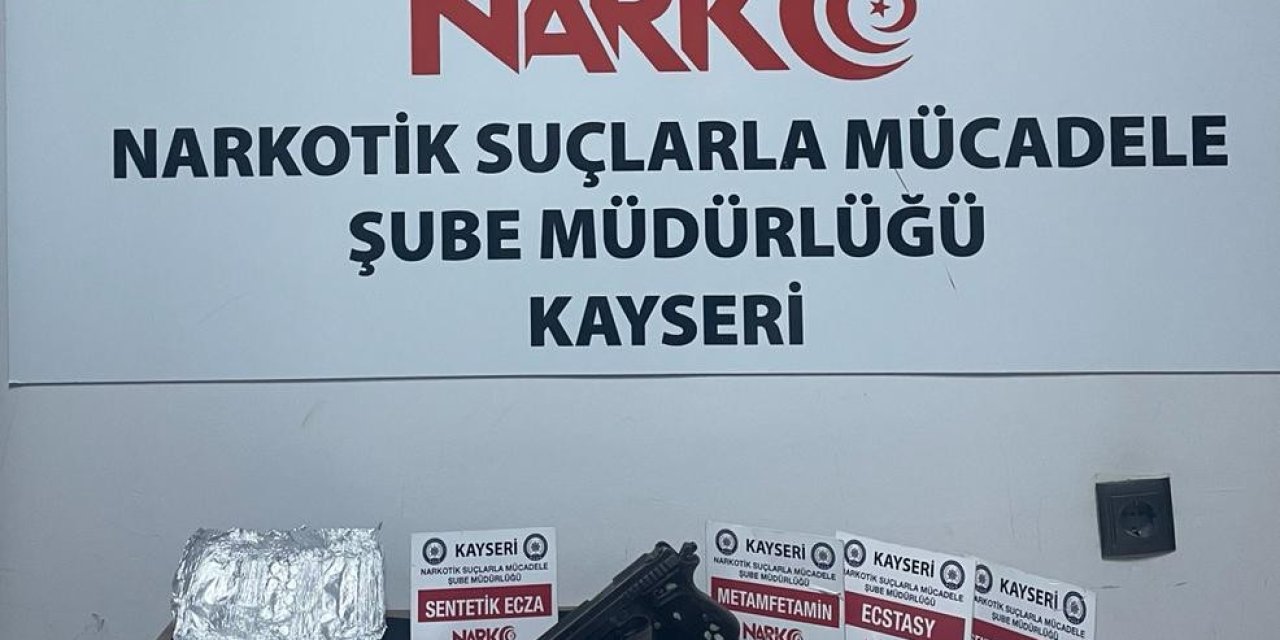 Kovalama Sonucu Yakalanan Araçta Uyuşturucu Ve Tarihi Sikke Çıktı