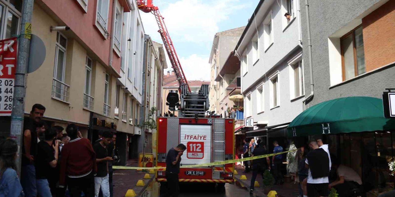 Sağanak Sonrası Apartman Çatısına Düşen Yıldırım Yangın Çıkardı