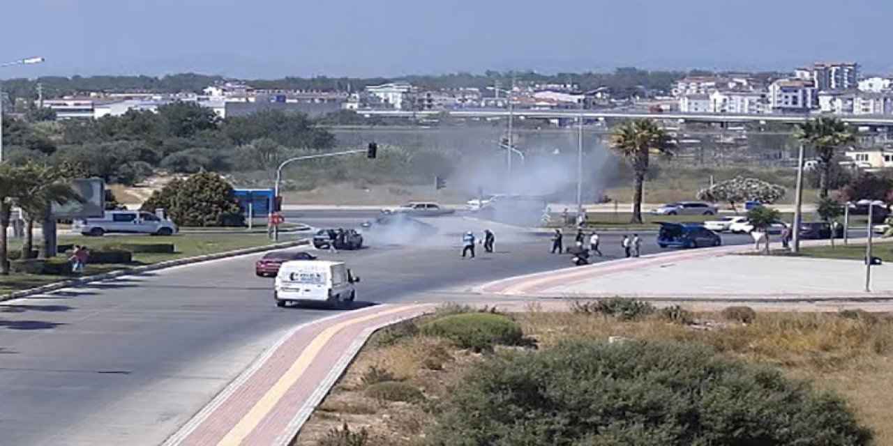 Kırmızı Işıkta Bekleyen Otomobil Alev Alev Yandı, Araç Sahibi Kendini Yerden Yere Atıp Dövündü