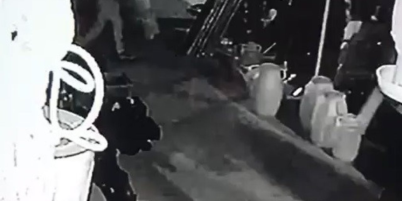 Yoldan Geçerken Fark Ettiği Merdivenleri Seçerek Çalan Şüpheli Güvenlik Kamerasında