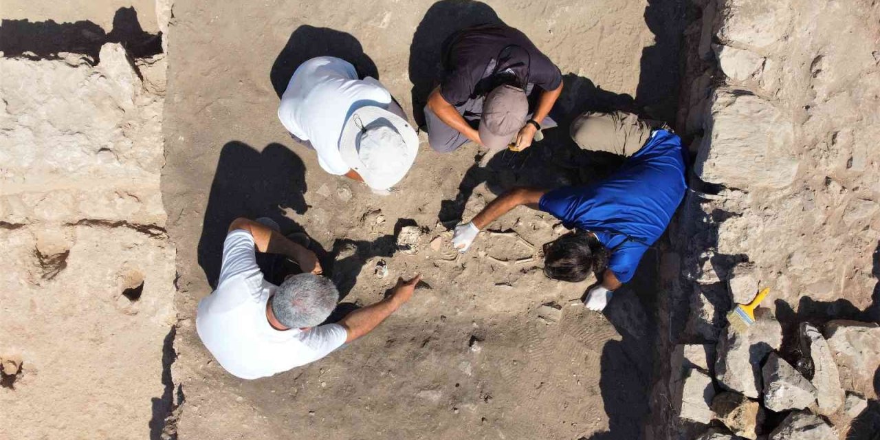 Antik Kentte 35 Yılda İlk Kez Bulundu: Bilezik Ve Hediyelerle Gömülmüş