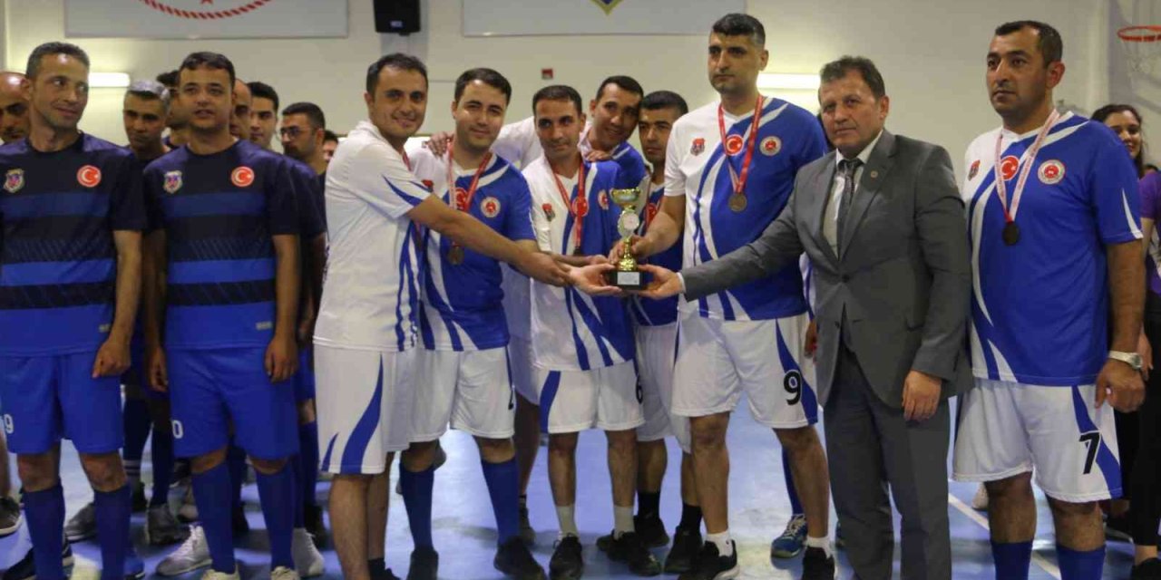 Şehit İnfaz Ve Koruma Memuru Cengiz Yiğit Voleybol Turnuvası Sona Erdi