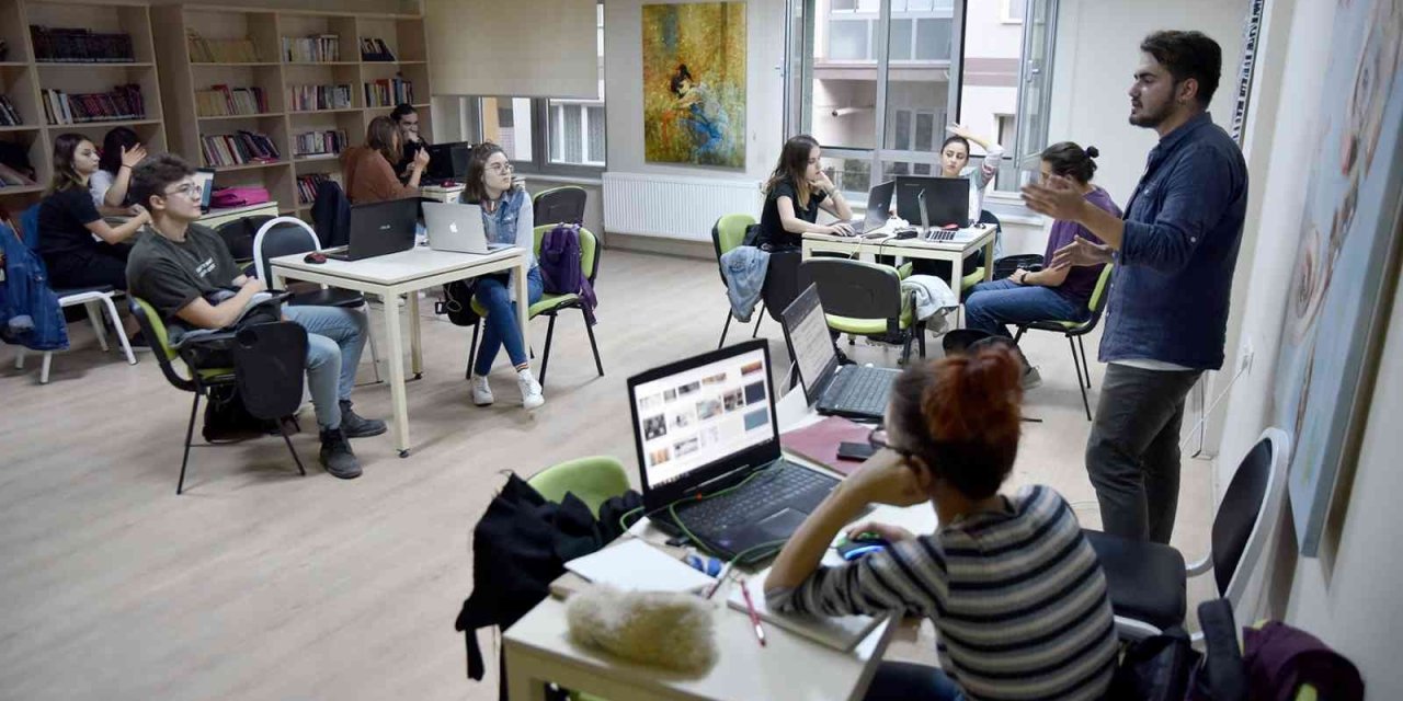 Gönüllü Eğitmenler Gençlere Bilgi Ve Birikimlerini Aktarıyor