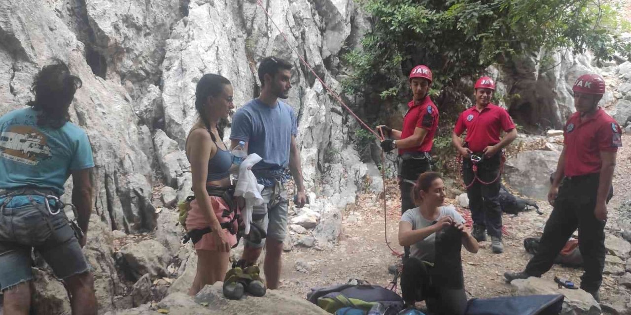 Jandarma Ekipleri Turistlerle Kamp Yaptı