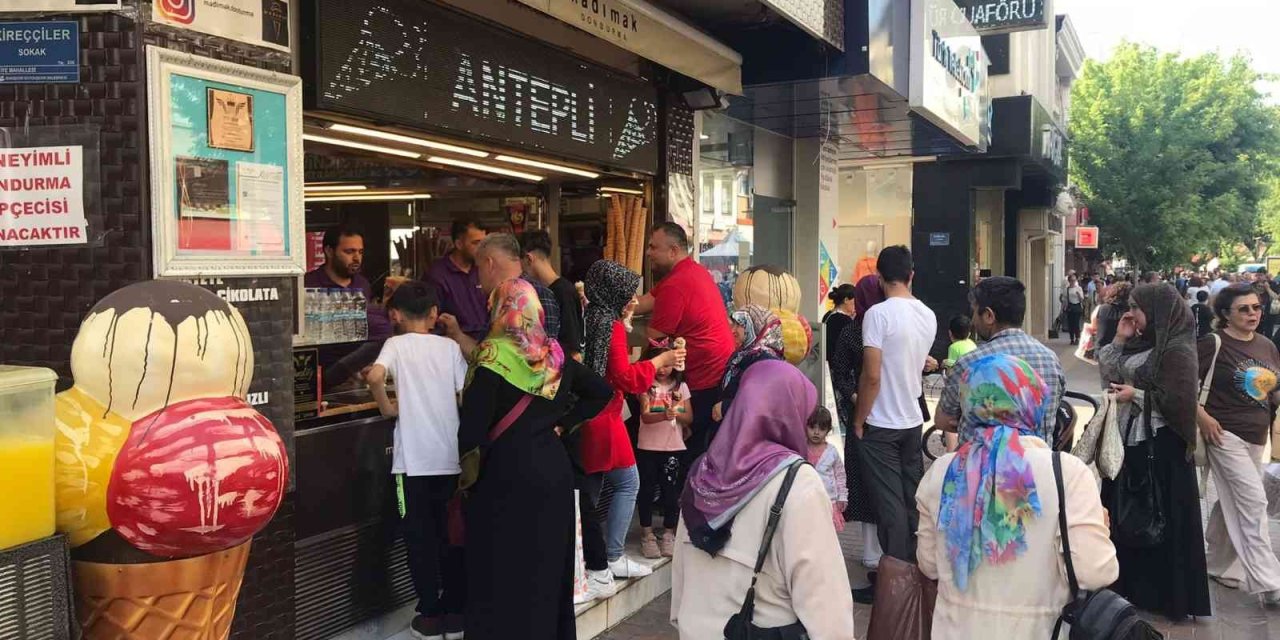 Güneş Ve Sıcak Hava Dondurmacılara Yaradı