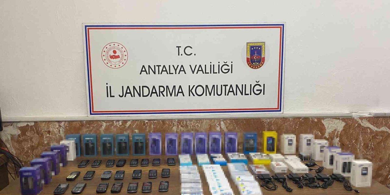 Kemer’de 46 Adet Kaçak Cep Telefonu Ele Geçirildi