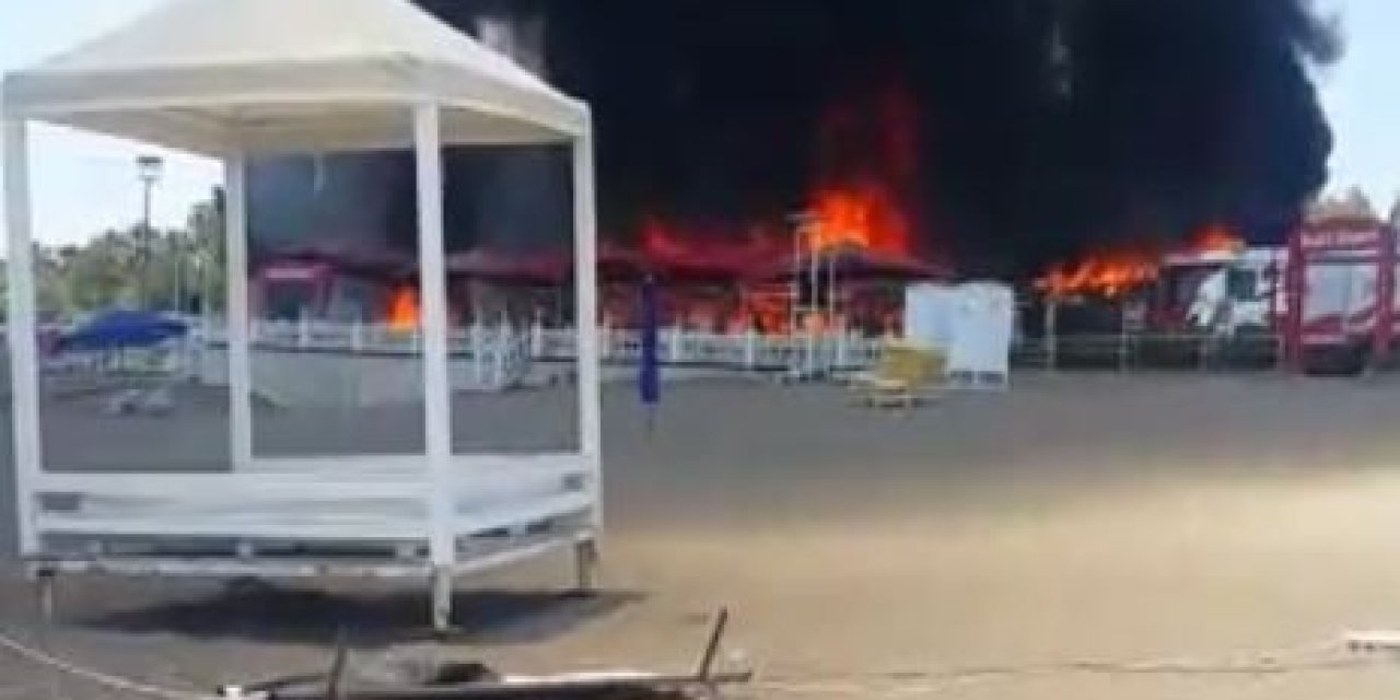 Lara Bölgesindeki Plaj İşletmesinin Alev Topuna Döndüğü Anlar Kameralara Yansıdı