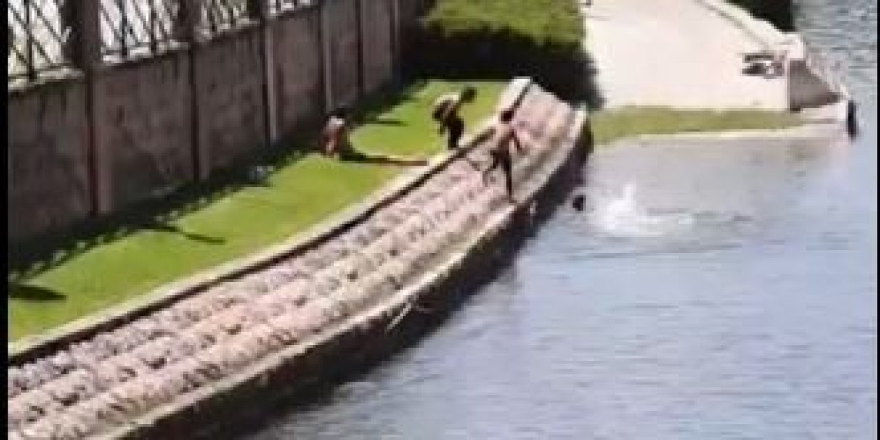 Çocukların Su Kanalında Tehlikeli Oyunu