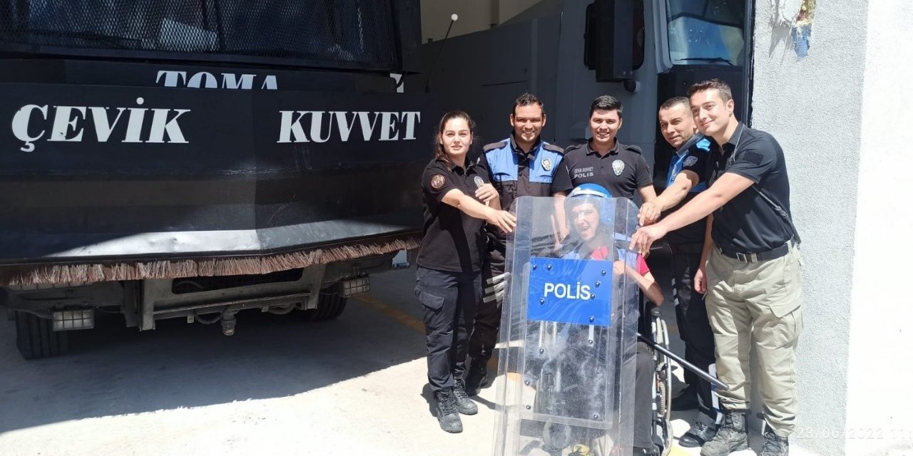 Engelli Gencin Polis Olma Hayalini Gerçekleştirdiler