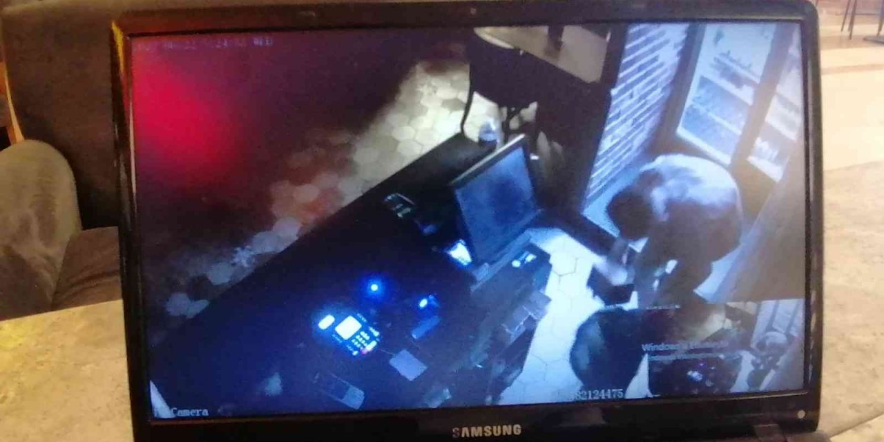 Alışveriş Merkezindeki Bahşiş Kutularını Çalıp Kaçtı