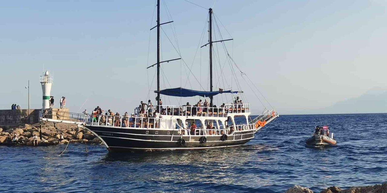 Tekneleri Arızalanan Turist Kafilesinin Yardımına Deniz Polisi Koştu