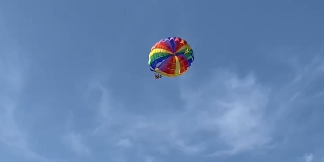 Deniz Paraşütüne Binen Anne Ve 2 Çocuğu Havada Askıda Kaldı