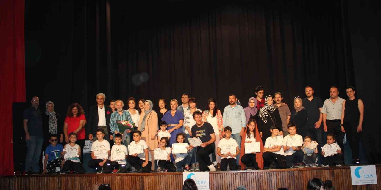 Pırtlatan Bal’da Sahne Tamamen İşitme Engelli Oyunculardaydı