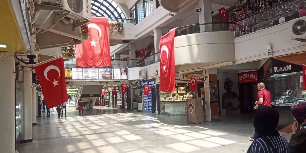 Eskişehir Esnafı Şehidini Bayraklarla Andı