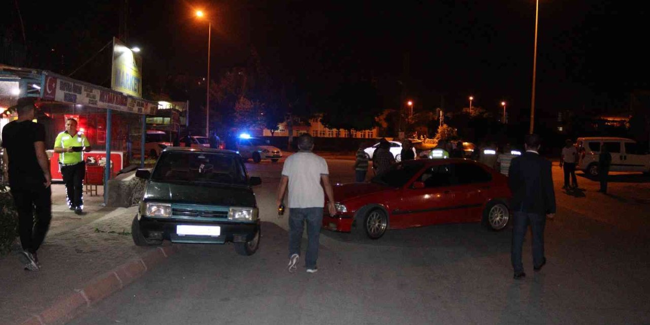 Drift Atarken Park Halindeki Araca Çarpan Sürücü Ortalığı Birbirine Kattı