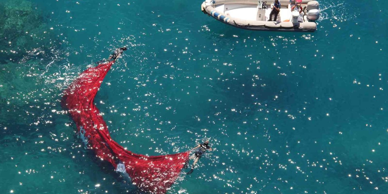 Deniz Polisinden Türk Bayrağı Operasyonu