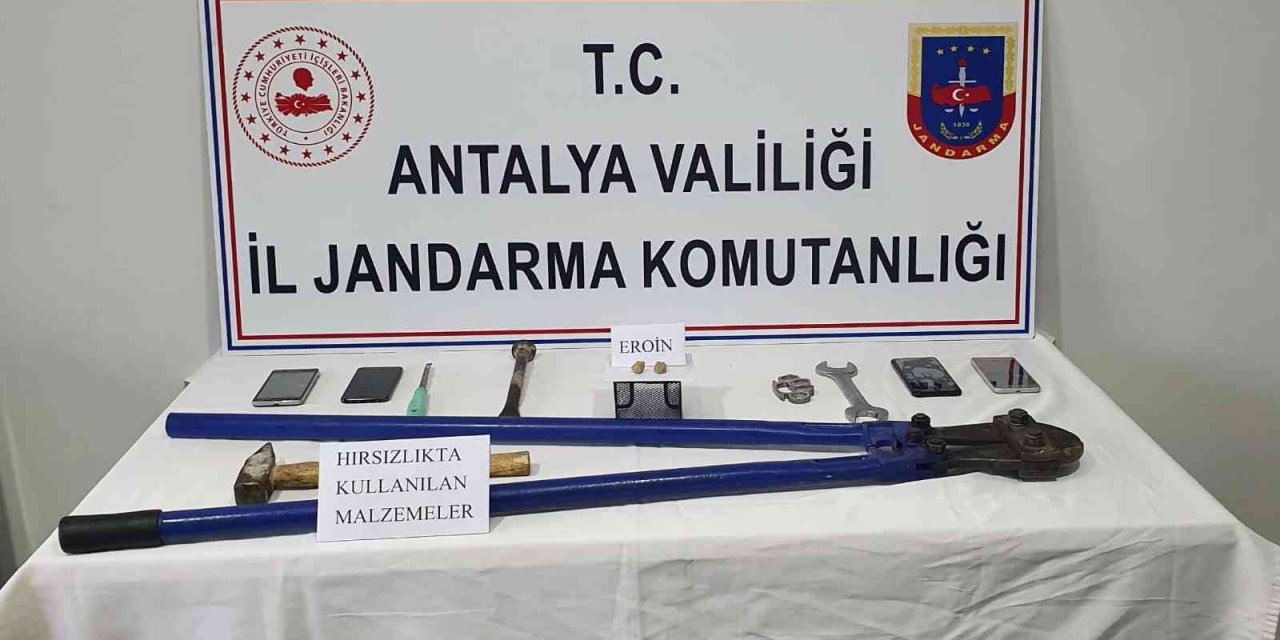 Hırsızlıktan Aranan Şahıslar Üzerlerinde Uyuşturucuyla Yakalandı