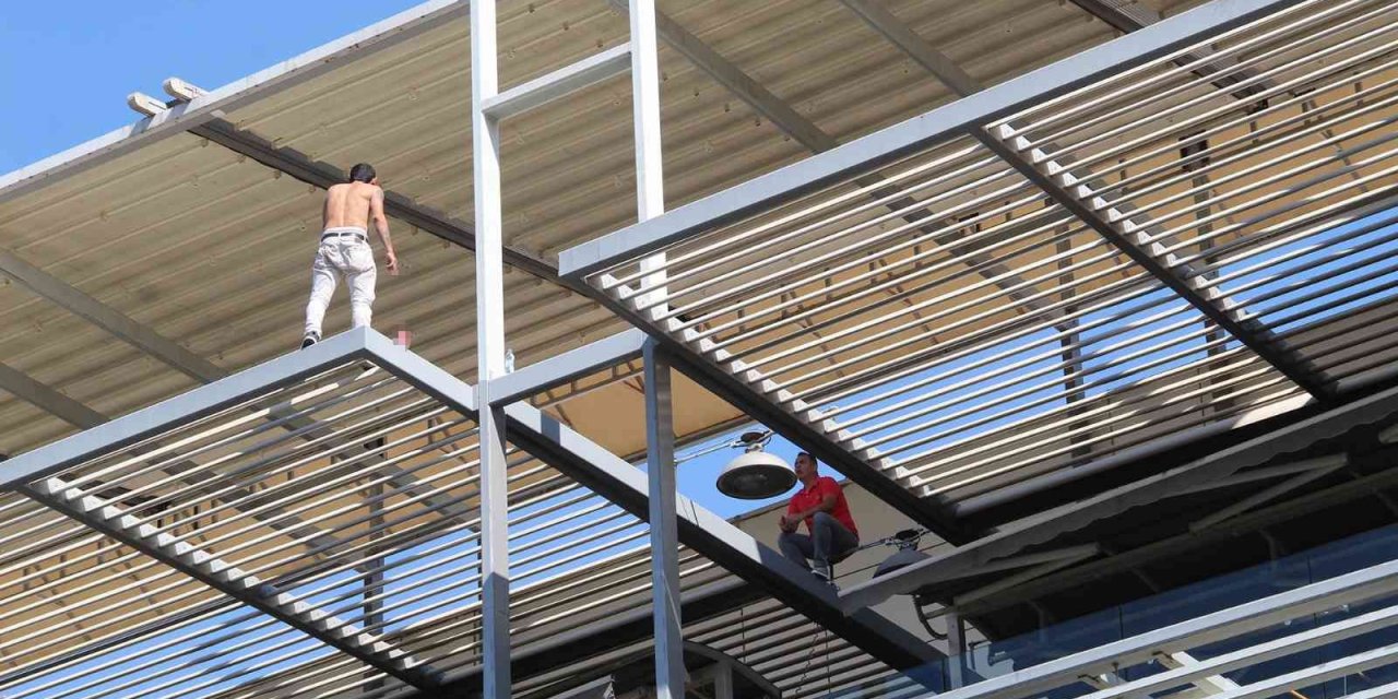 Hem İntihara Teşebbüs Etti Hem De Tartıştığı Gençten Özür Diledi