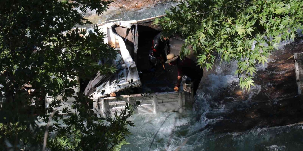 Çaya Devrilen Kamyondaki İşçi İçin Arama Kurtarma Ekipleri Seferber Oldu